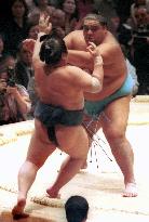 Musashimaru, Takanohana post easy wins at Kyushu sumo meet